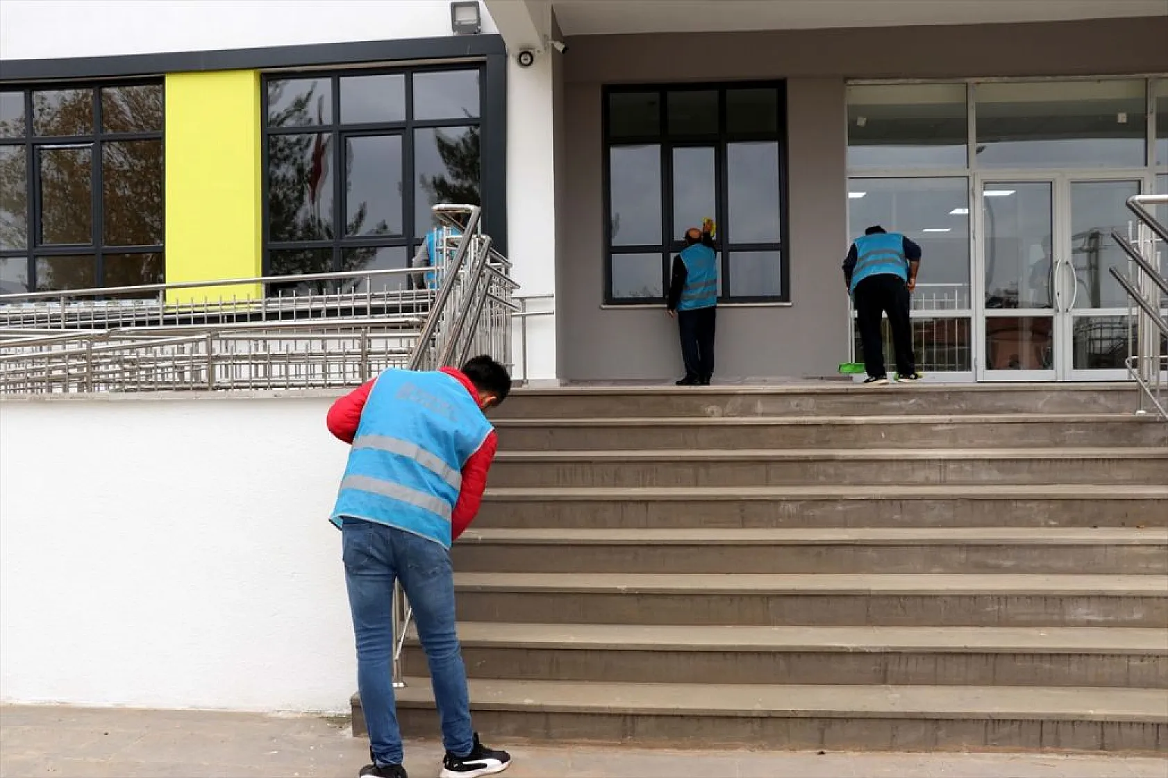 İnşa edilen okulların 'temizliğini' hükümlüler yapıyor