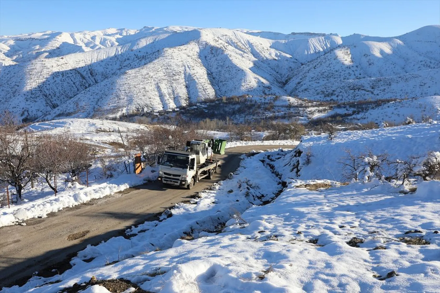 Doğu'da kesintisiz enerji için karlı yolları aşıyorlar