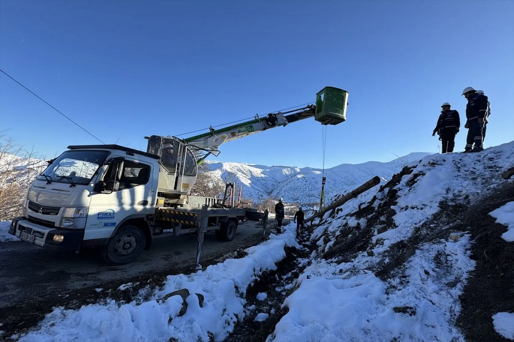 Doğu'da kesintisiz enerji için karlı yolları aşıyorlar