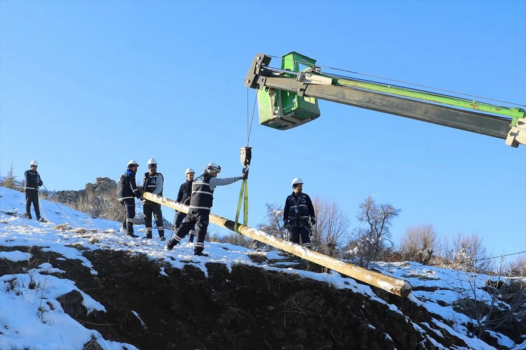 Doğu'da kesintisiz enerji için karlı yolları aşıyorlar