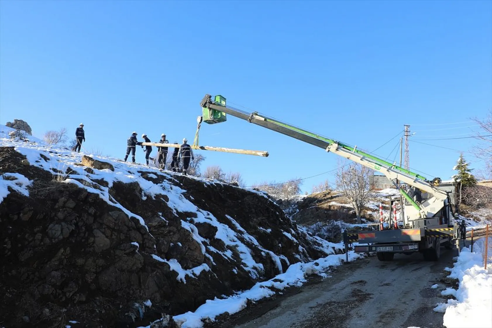 Doğu'da kesintisiz enerji için karlı yolları aşıyorlar
