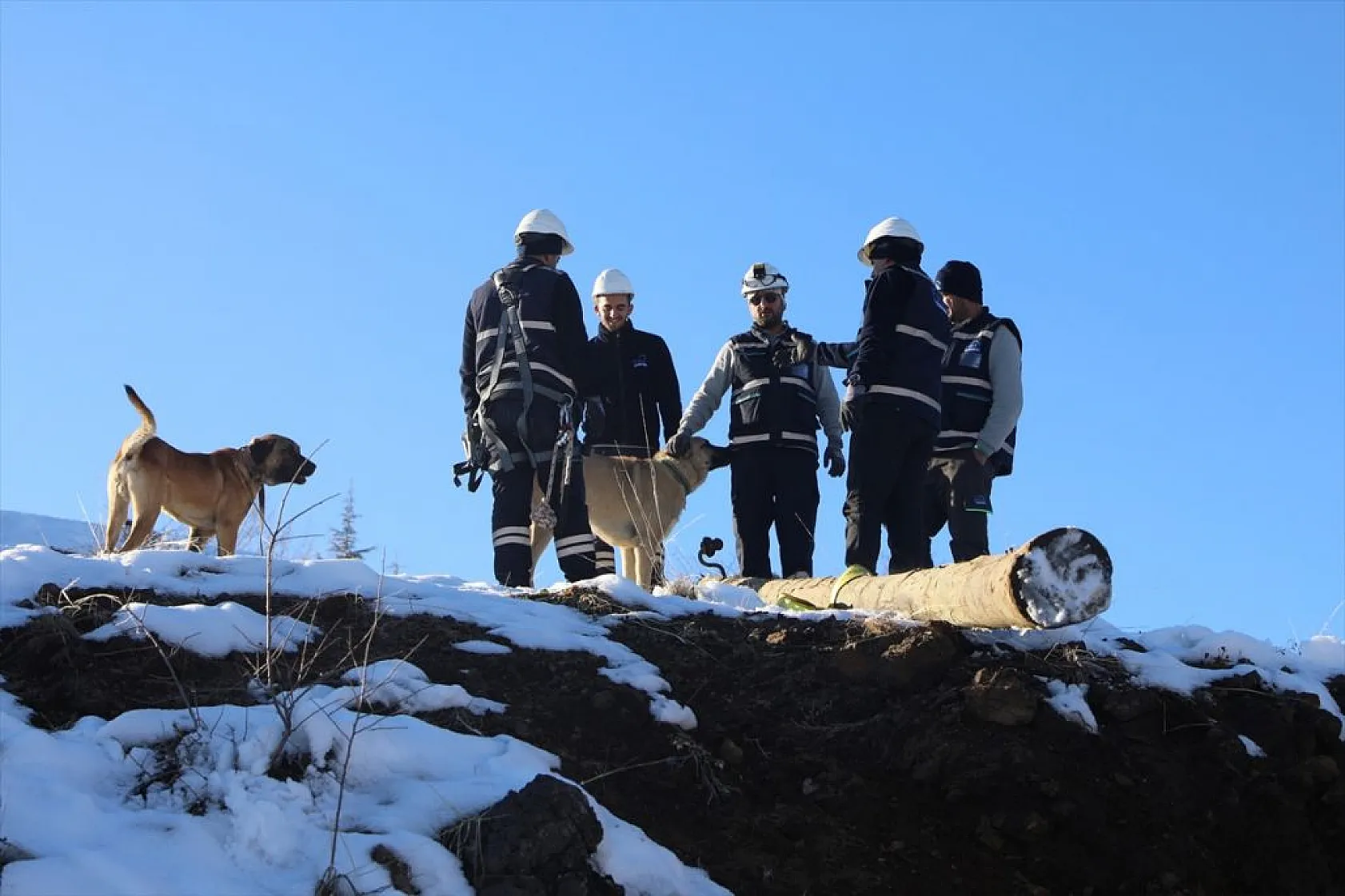Doğu'da kesintisiz enerji için karlı yolları aşıyorlar