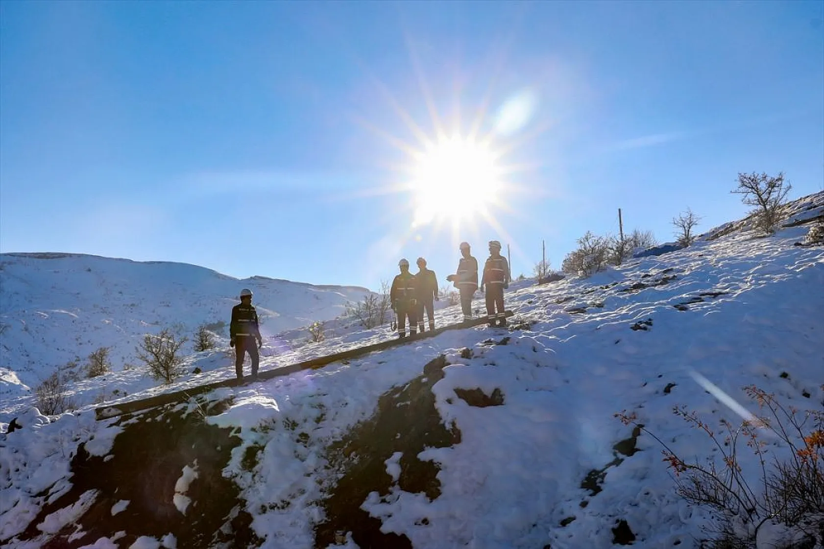 Doğu'da kesintisiz enerji için karlı yolları aşıyorlar