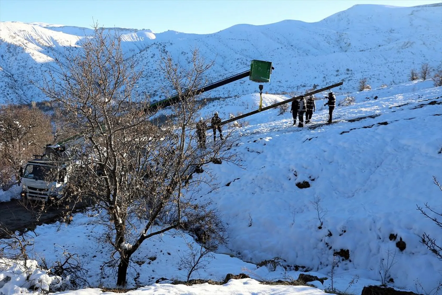 Doğu'da kesintisiz enerji için karlı yolları aşıyorlar