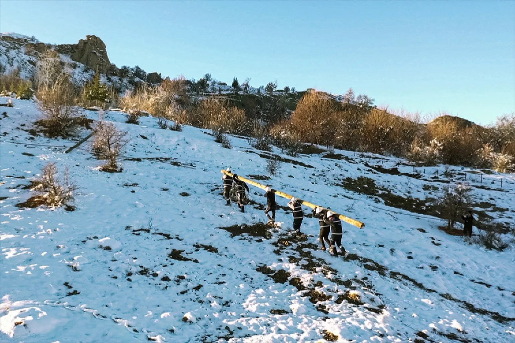 Doğu'da kesintisiz enerji için karlı yolları aşıyorlar