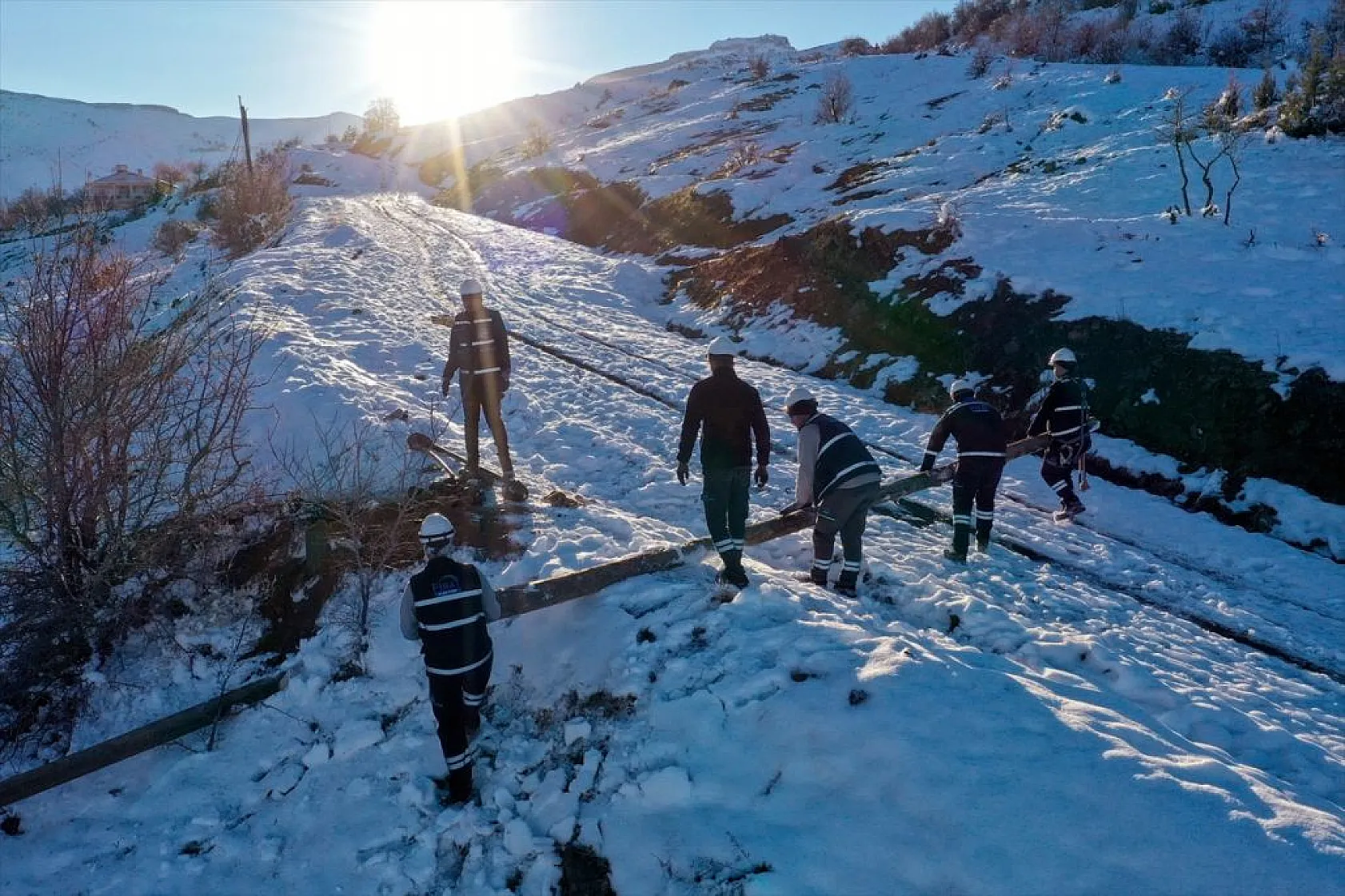 Doğu'da kesintisiz enerji için karlı yolları aşıyorlar