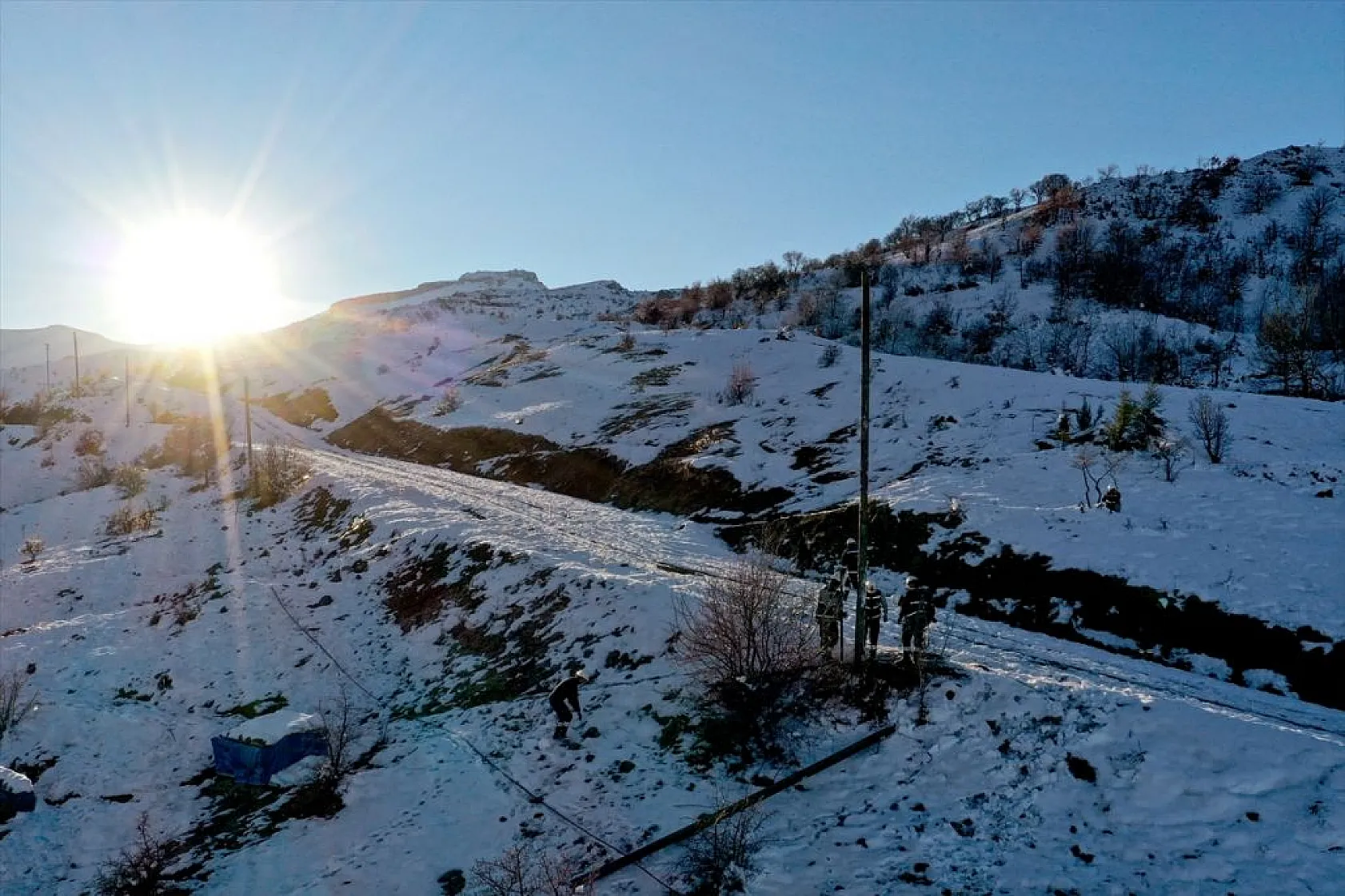 Doğu'da kesintisiz enerji için karlı yolları aşıyorlar