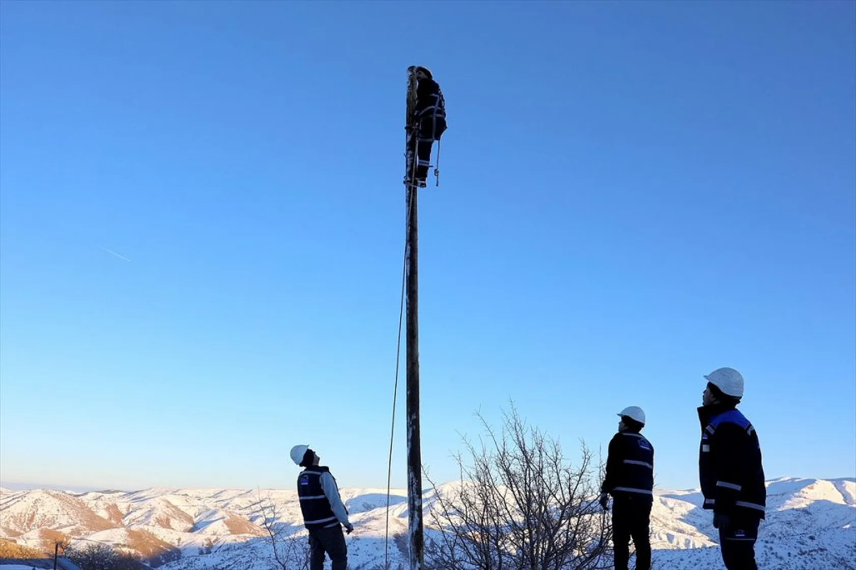 Doğu'da kesintisiz enerji için karlı yolları aşıyorlar