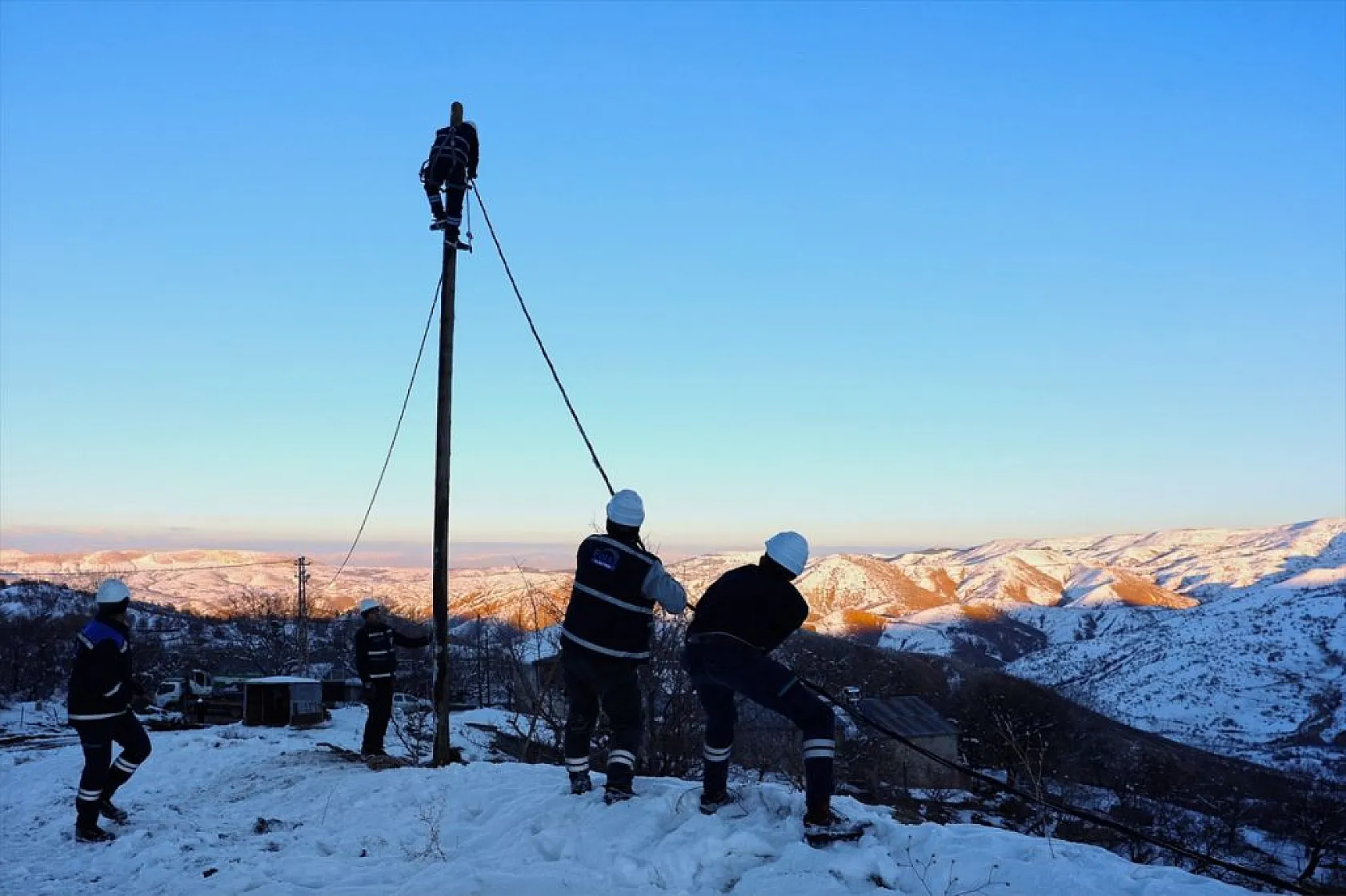 Doğu'da kesintisiz enerji için karlı yolları aşıyorlar