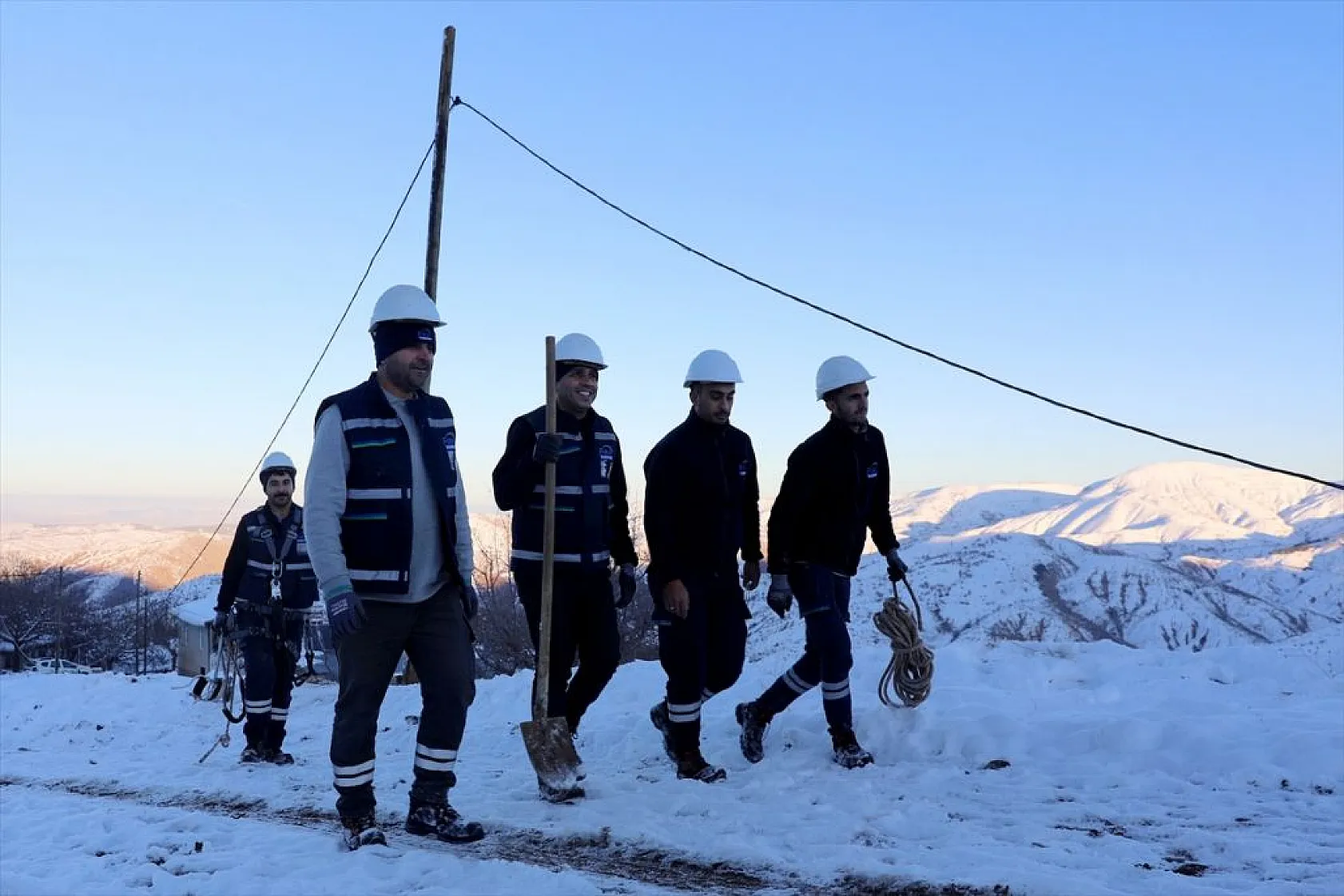 Doğu'da kesintisiz enerji için karlı yolları aşıyorlar