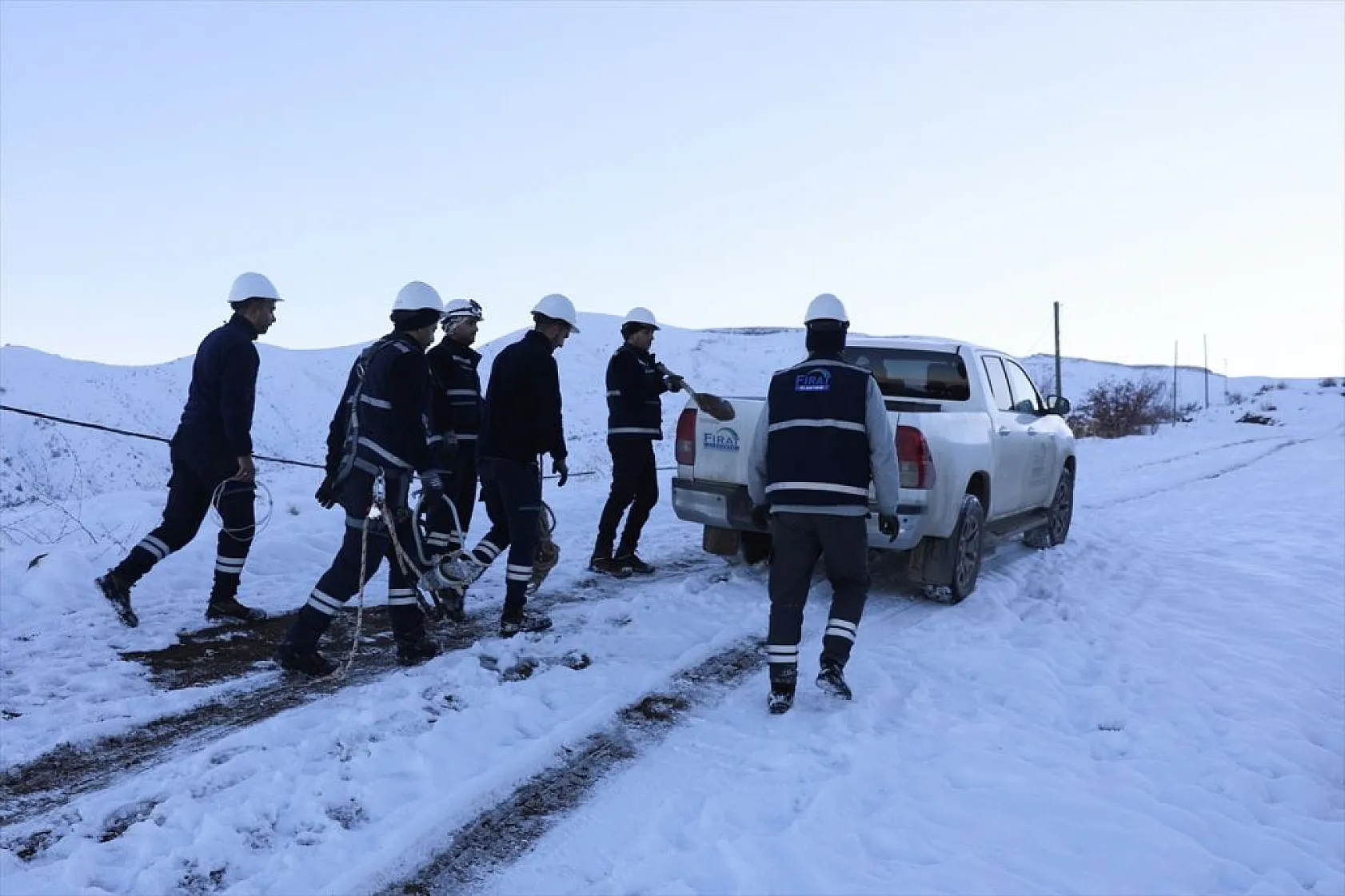 Doğu'da kesintisiz enerji için karlı yolları aşıyorlar