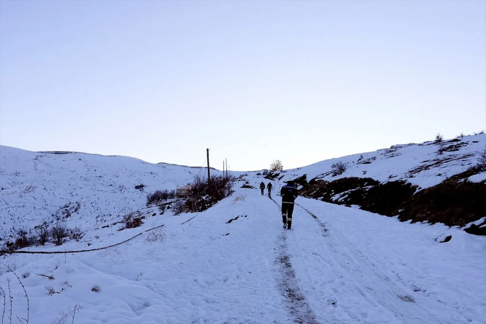 Doğu'da kesintisiz enerji için karlı yolları aşıyorlar