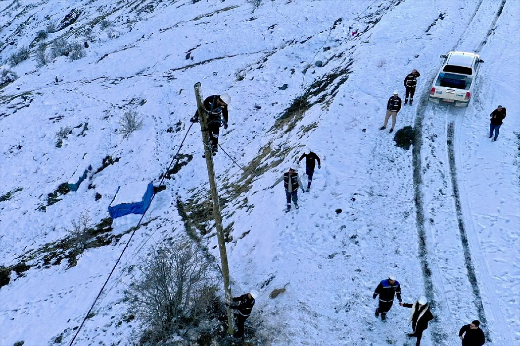 Doğu'da kesintisiz enerji için karlı yolları aşıyorlar