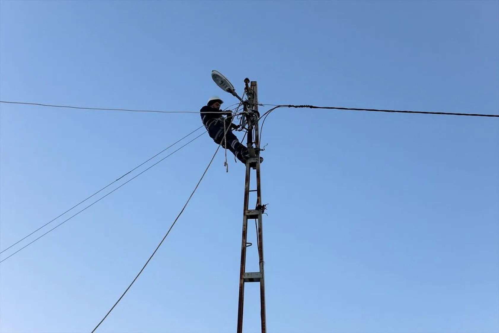 Doğu'da kesintisiz enerji için karlı yolları aşıyorlar