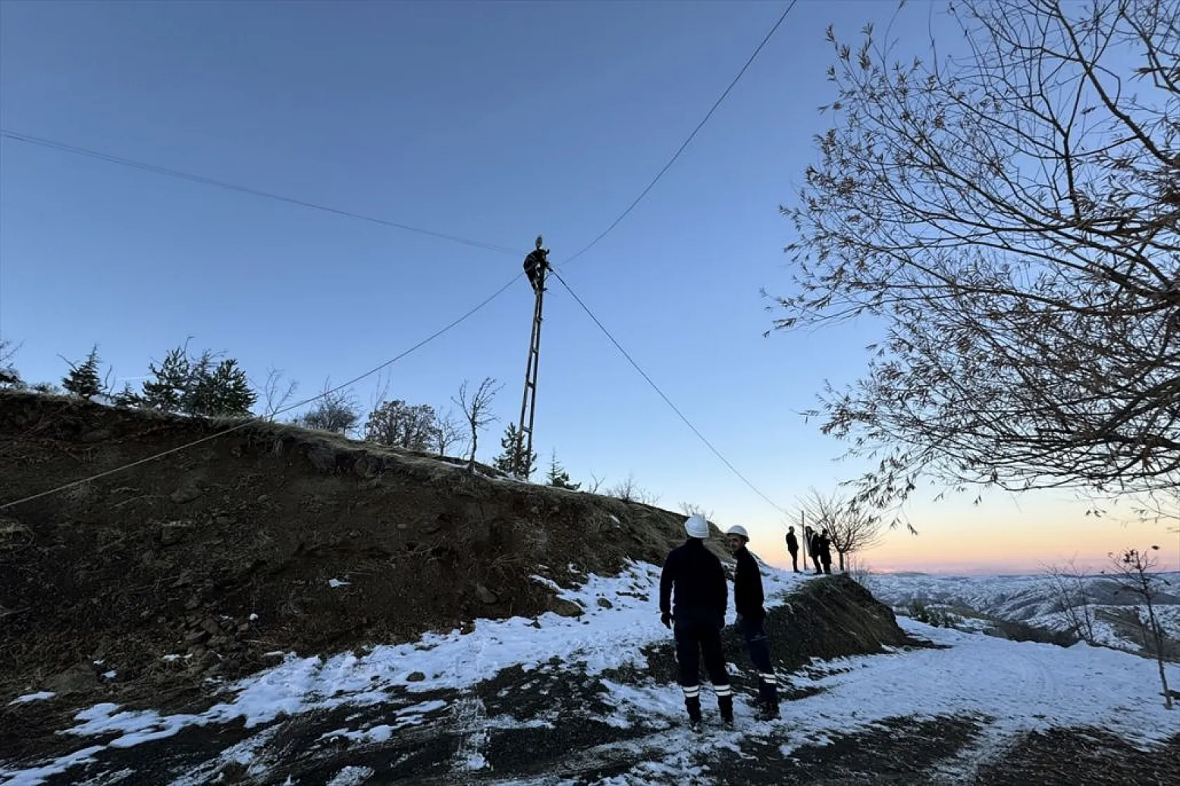 Doğu'da kesintisiz enerji için karlı yolları aşıyorlar