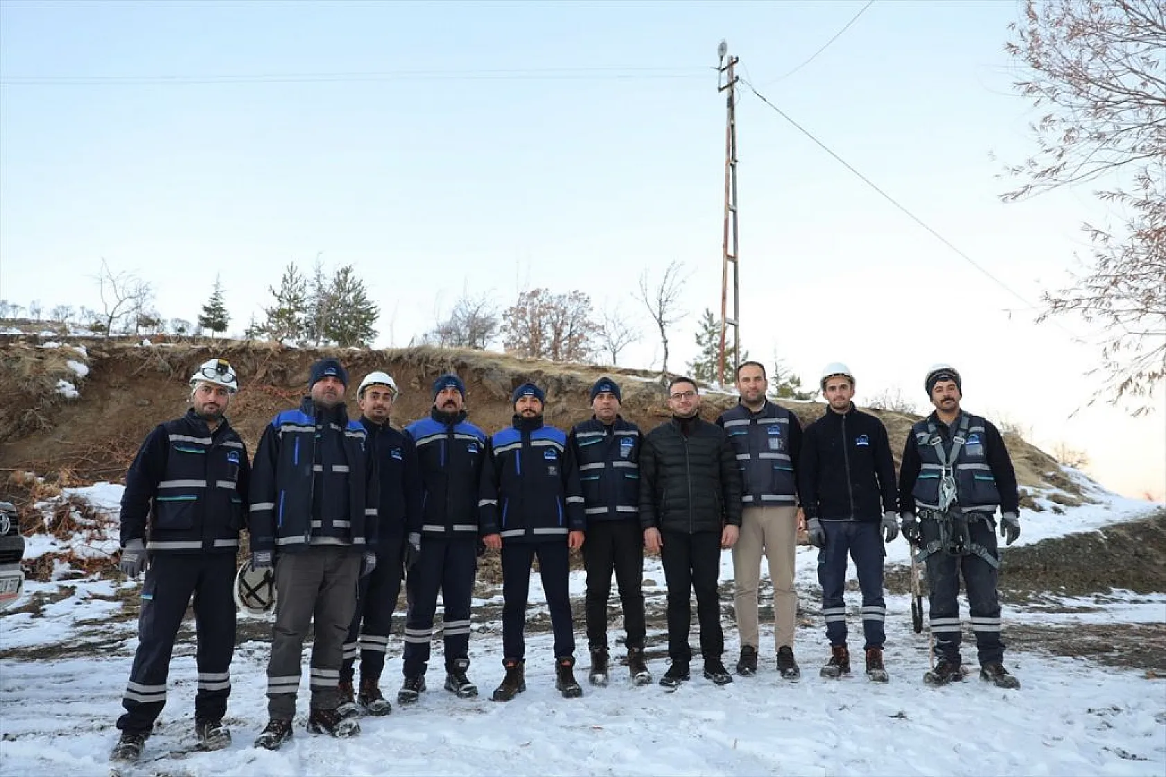 Doğu'da kesintisiz enerji için karlı yolları aşıyorlar