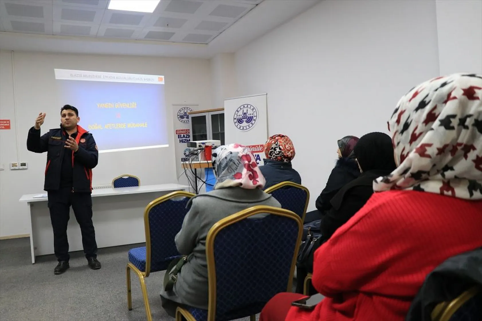 Elazığ'da anneler yangınlara müdahale eğitimi alıyor