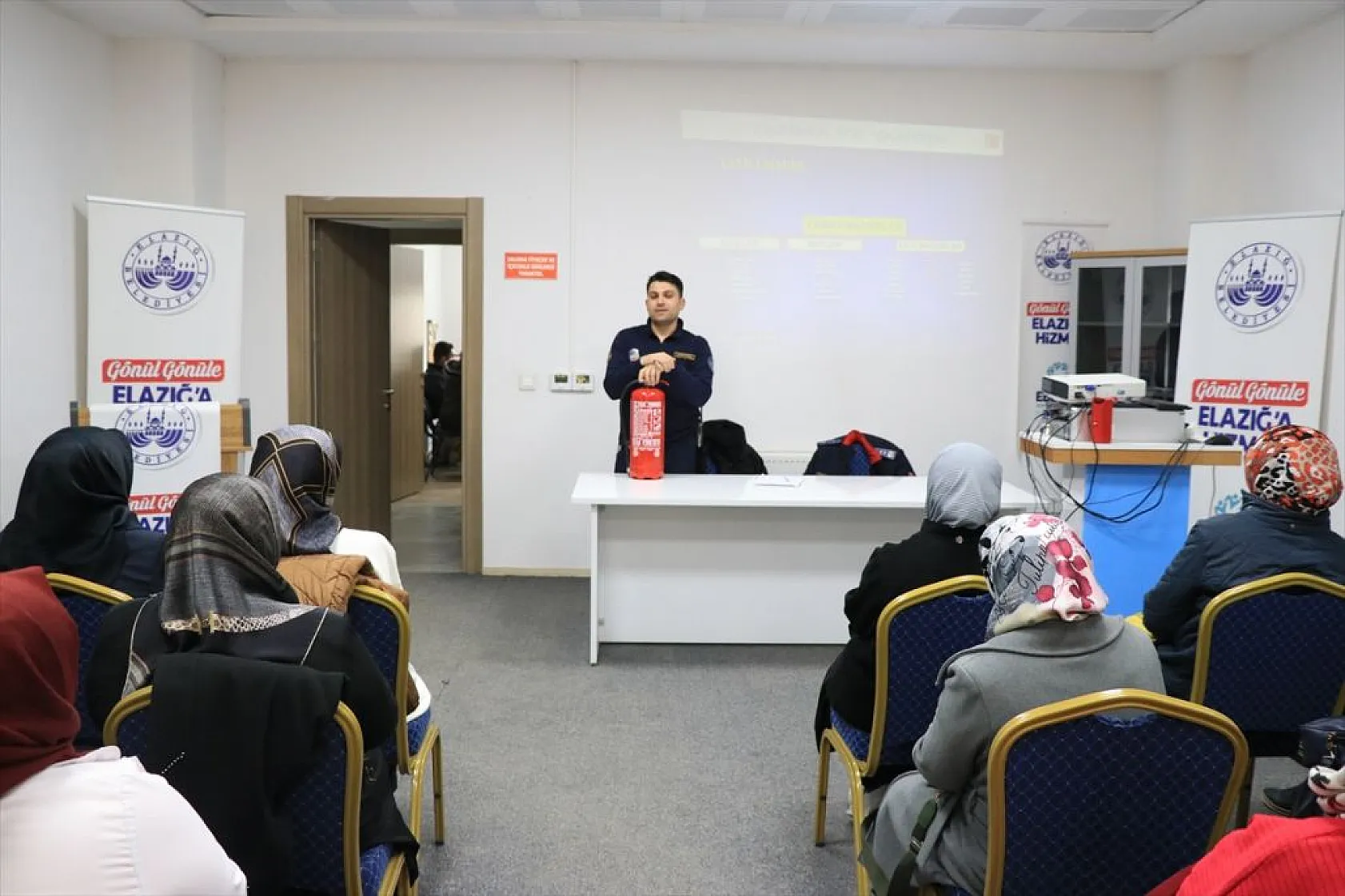 Elazığ'da anneler yangınlara müdahale eğitimi alıyor