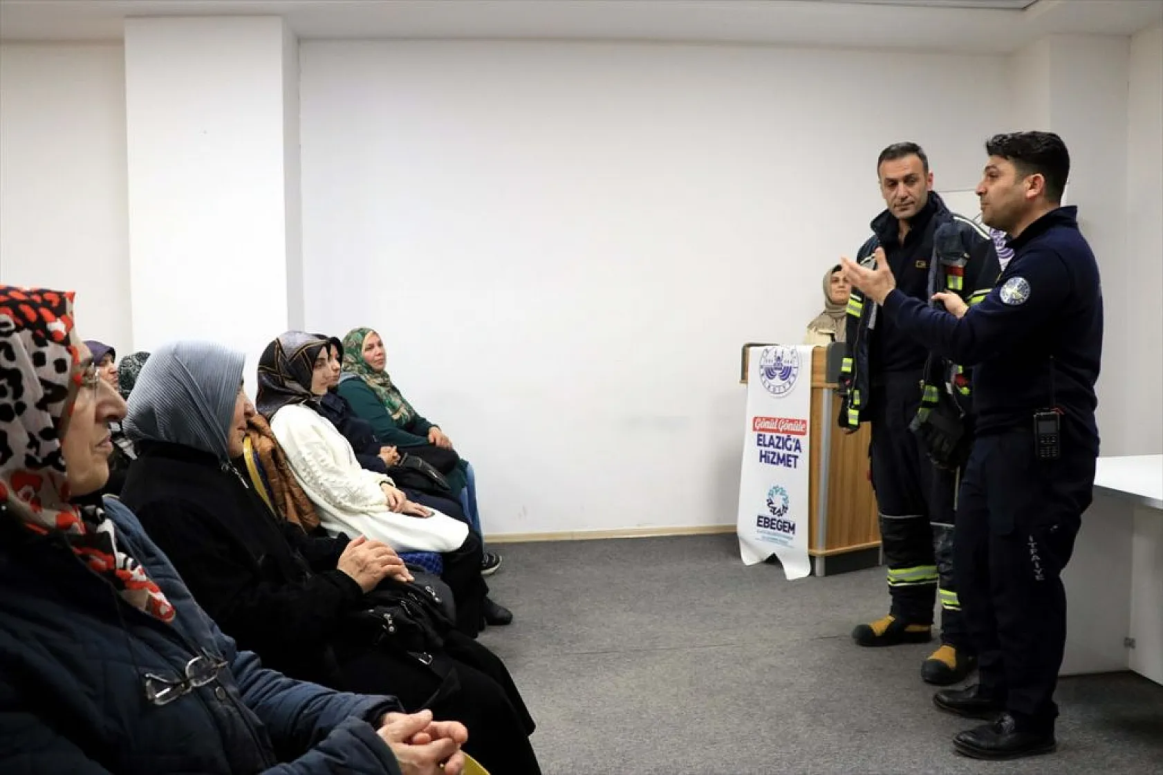 Elazığ'da anneler yangınlara müdahale eğitimi alıyor