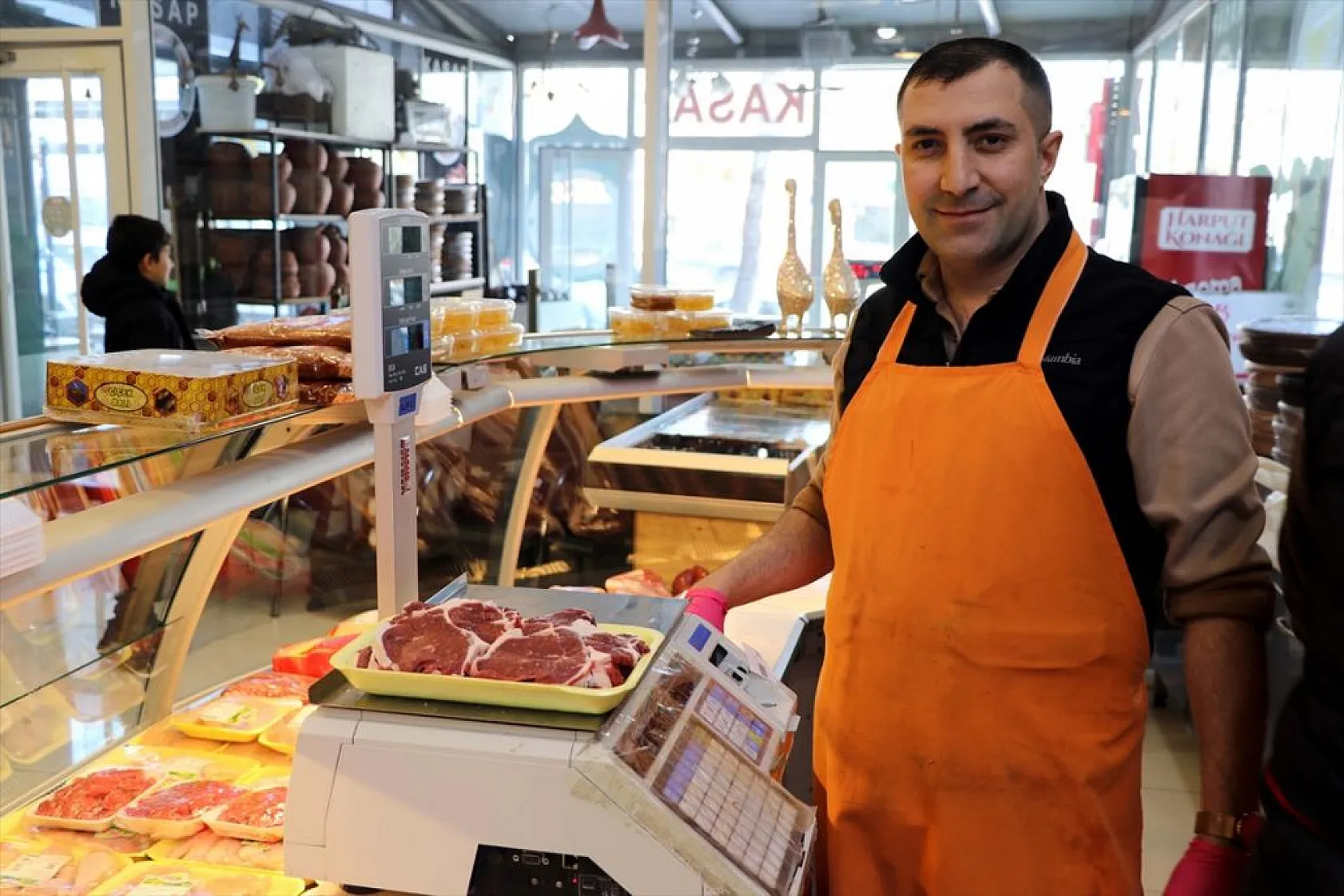 Elazığlı kasap antika tutkusunu dükkanında yaşatıyor