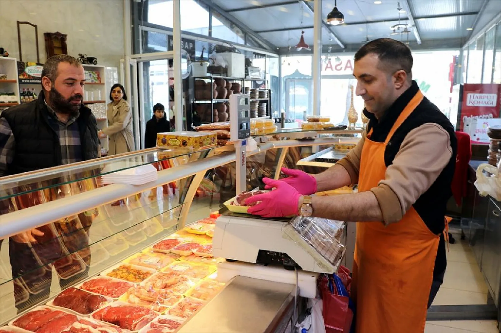 Elazığlı kasap antika tutkusunu dükkanında yaşatıyor