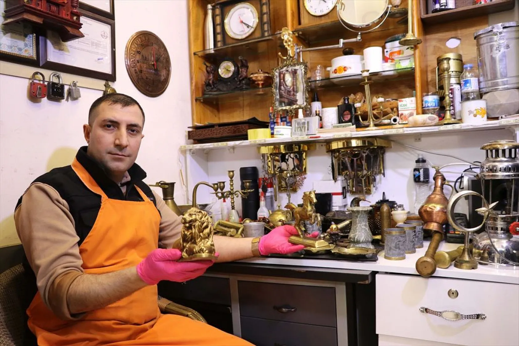 Elazığlı kasap antika tutkusunu dükkanında yaşatıyor