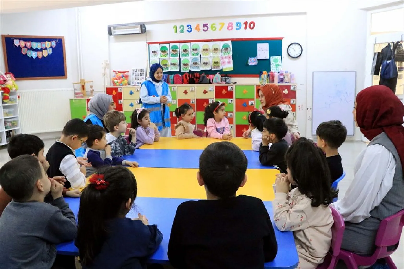 Üniversitelilerden miniklere çevre eğitimi