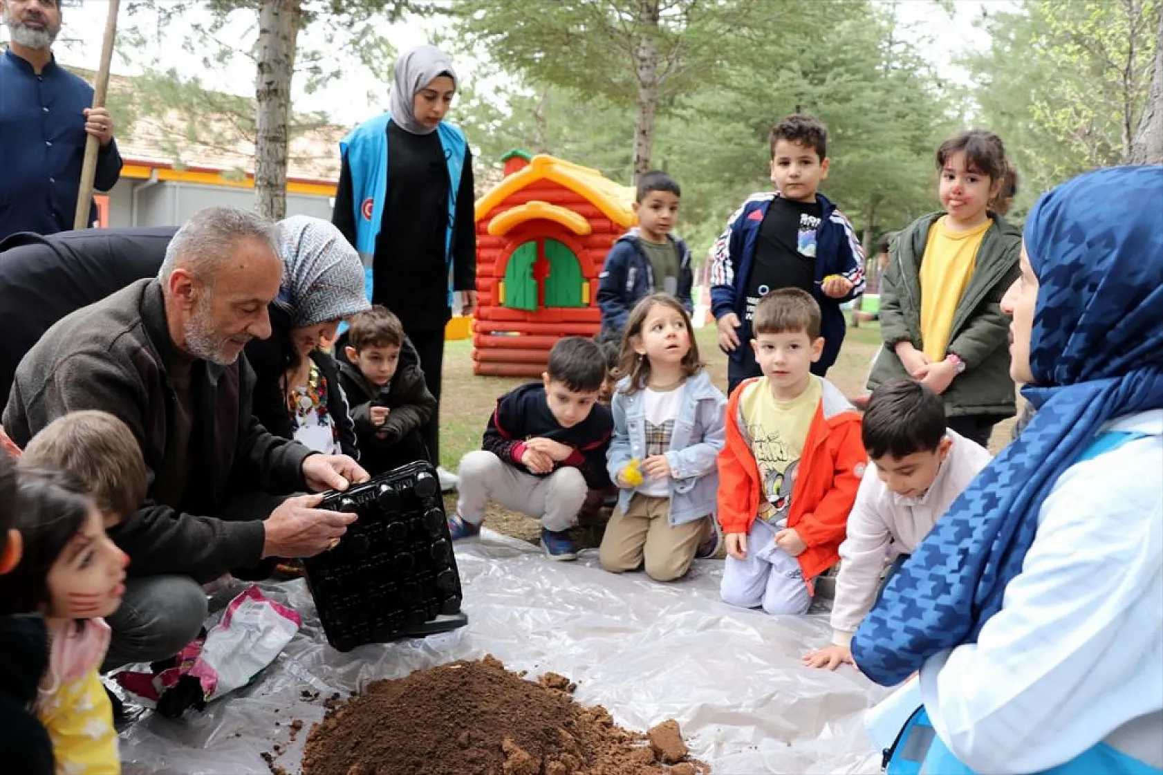 Üniversitelilerden miniklere çevre eğitimi