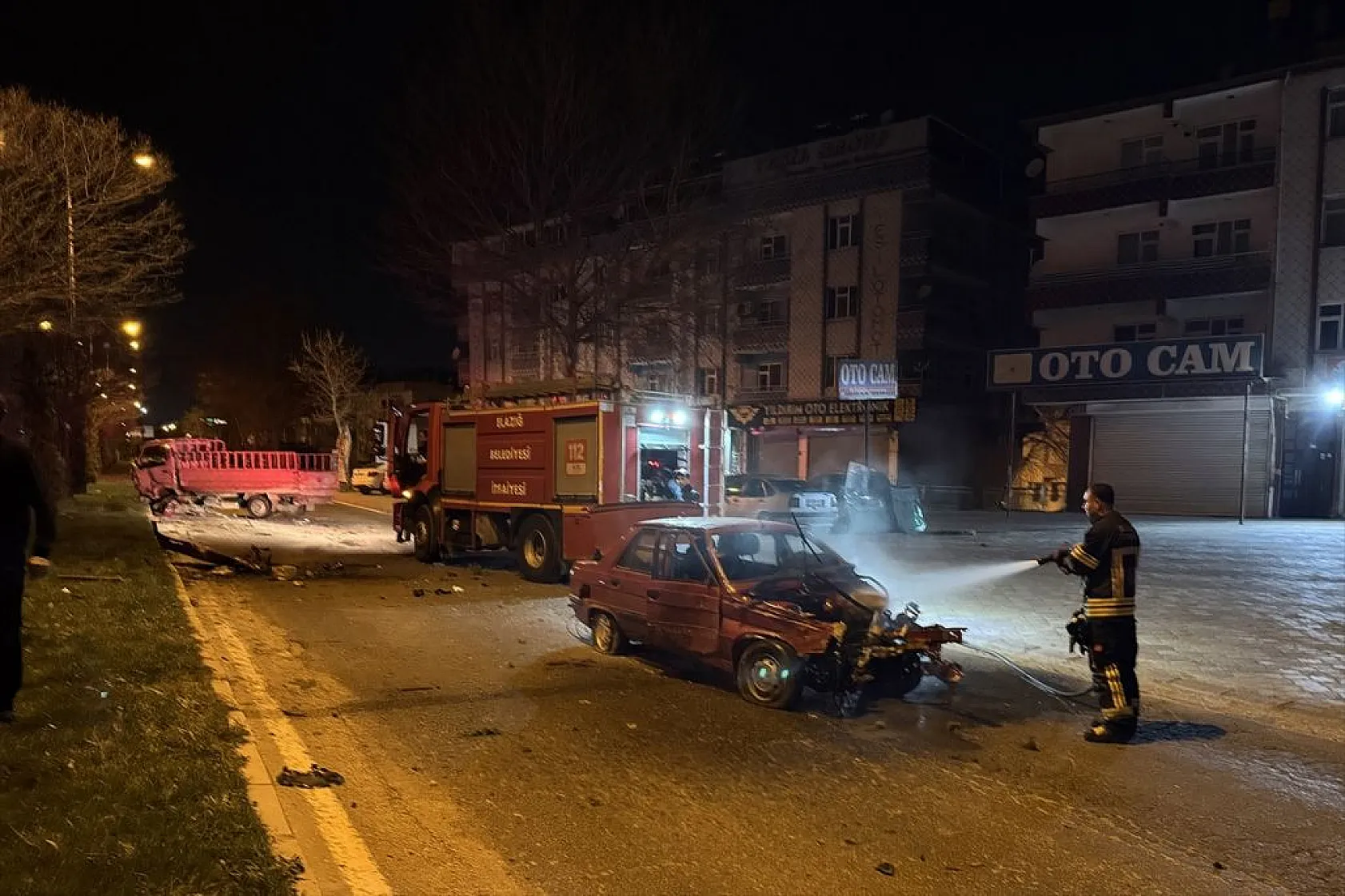 Elazığ'da otomobil ile kamyonet çarpıştı