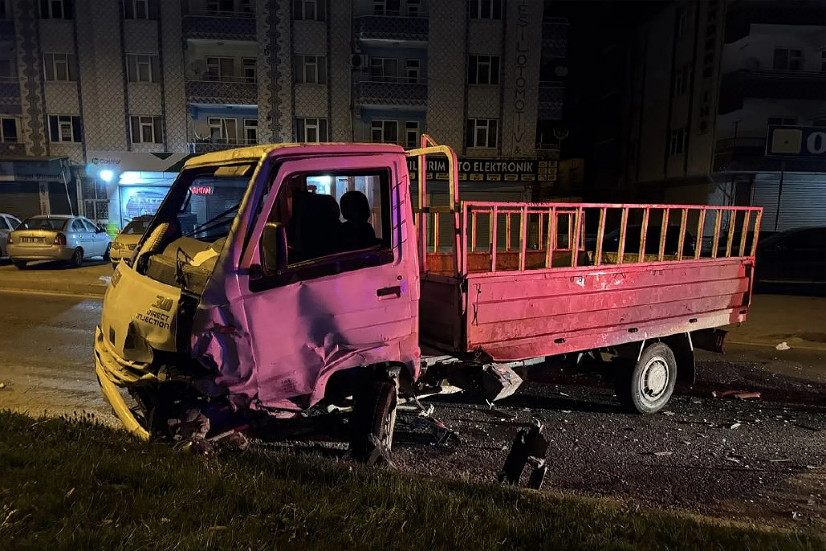 Elazığ'da otomobil ile kamyonet çarpıştı