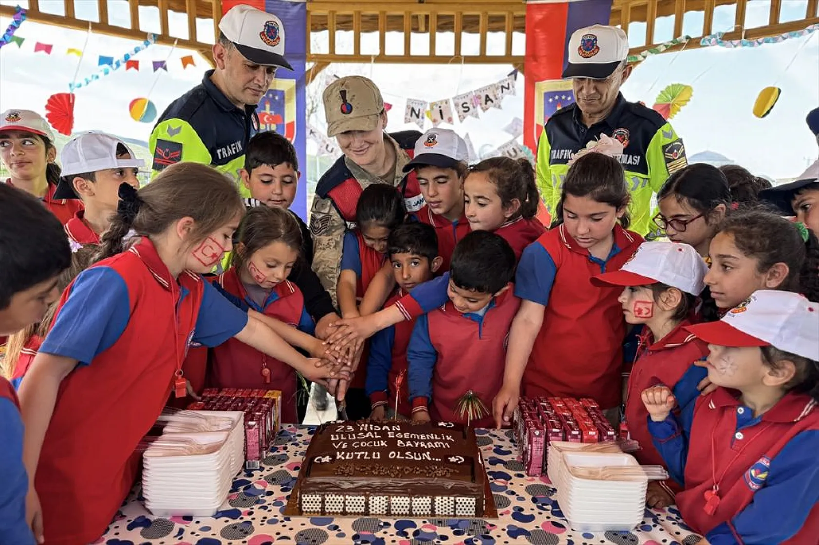Elazığ'da köy okulunda 23 Nisan coşkusu