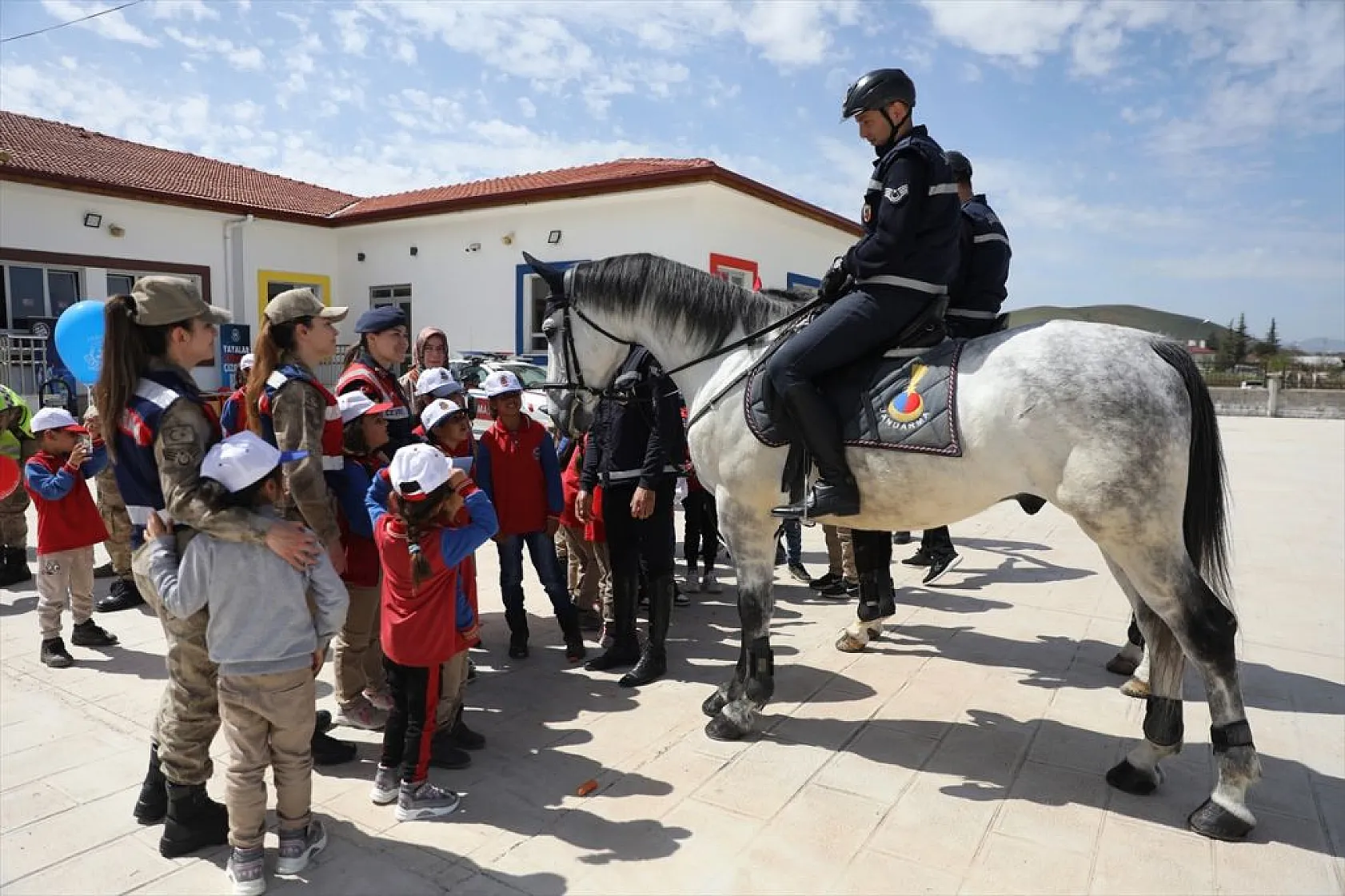 Elazığ'da köy okulunda 23 Nisan coşkusu