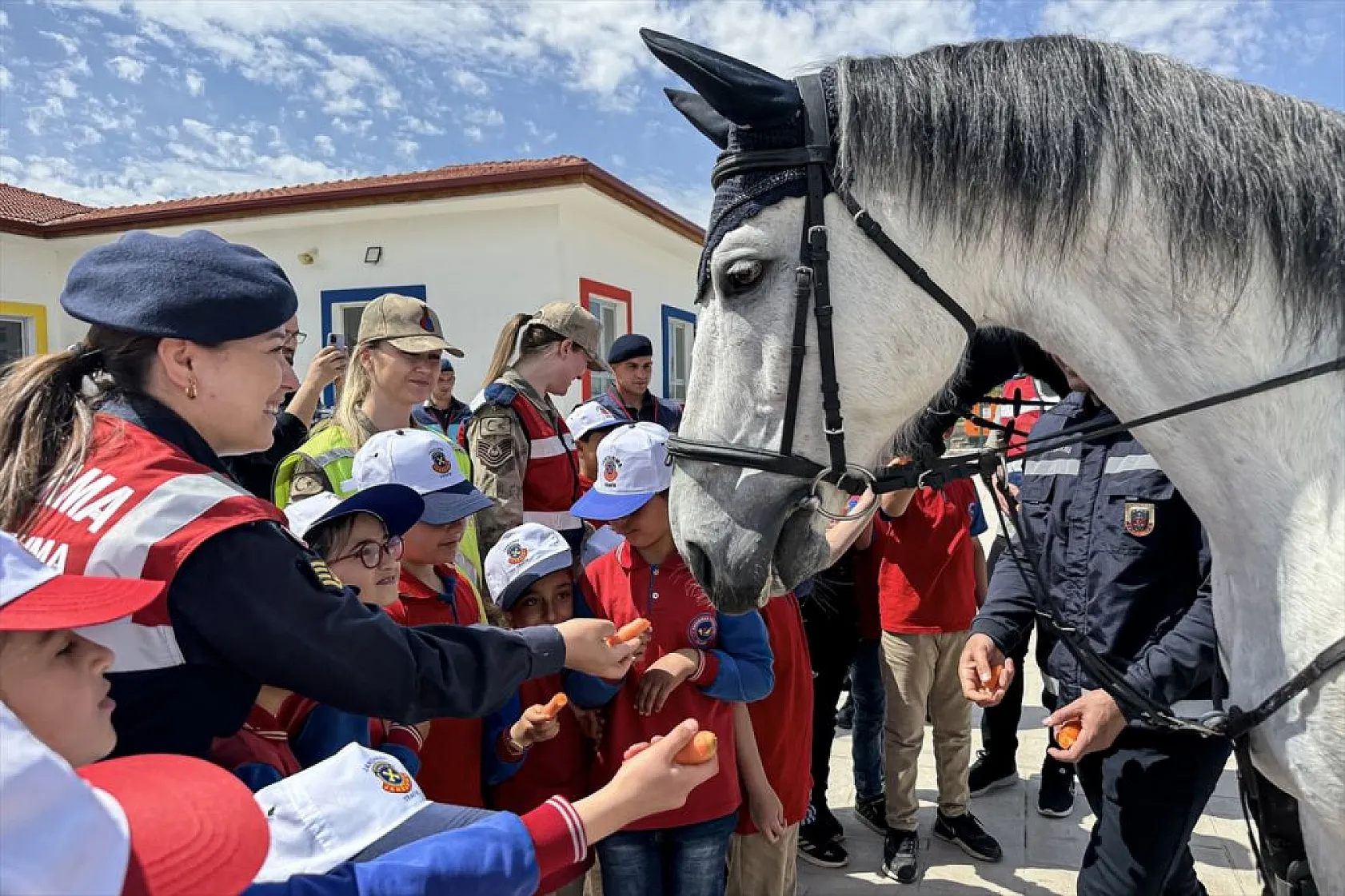 Elazığ'da köy okulunda 23 Nisan coşkusu