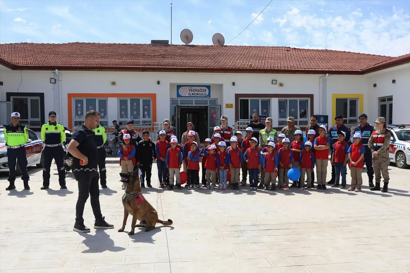 Elazığ'da köy okulunda 23 Nisan coşkusu