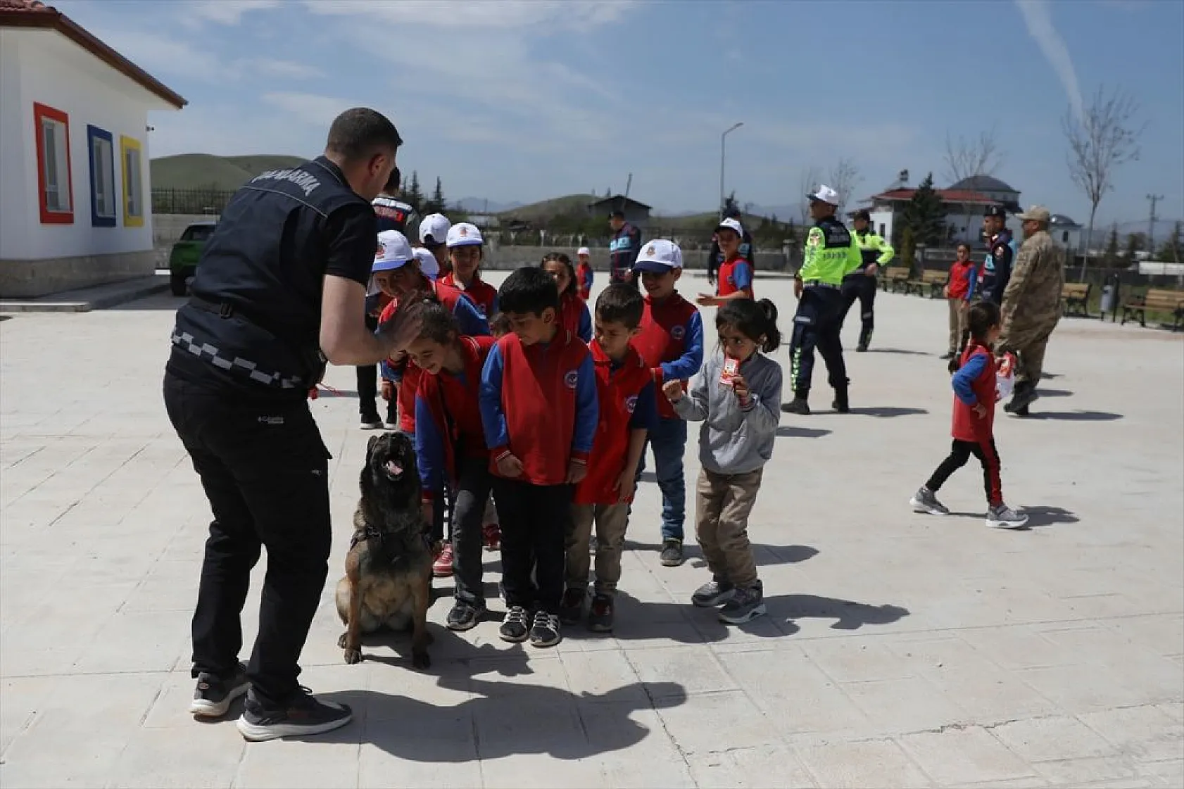 Elazığ'da köy okulunda 23 Nisan coşkusu