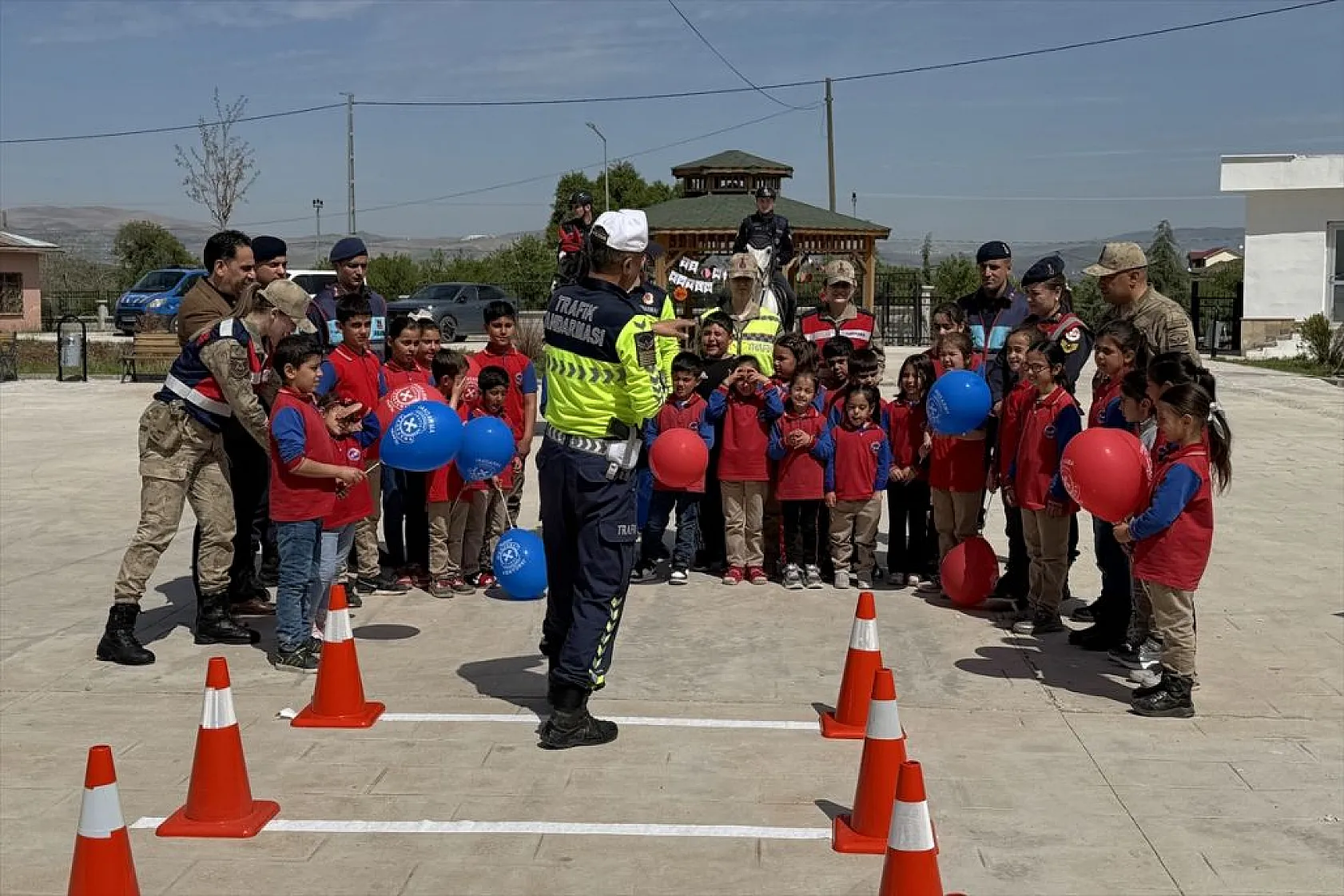 Elazığ'da köy okulunda 23 Nisan coşkusu
