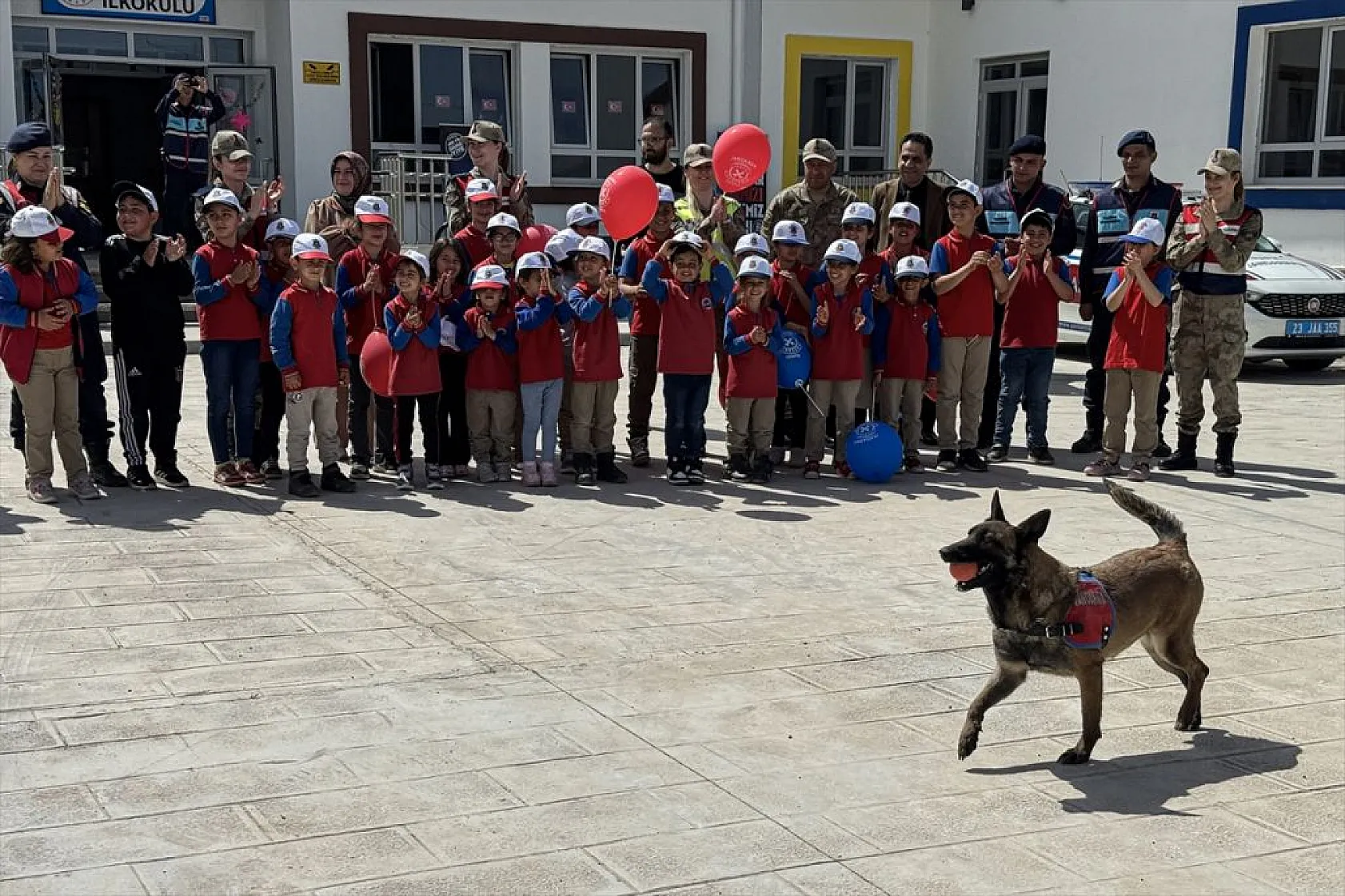Elazığ'da köy okulunda 23 Nisan coşkusu