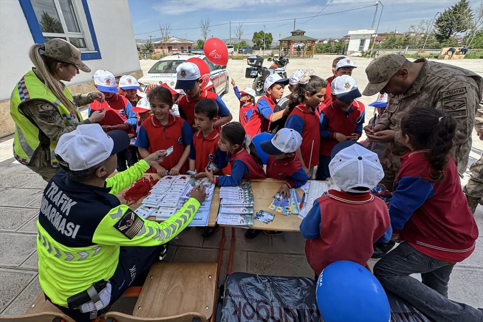 Elazığ'da köy okulunda 23 Nisan coşkusu