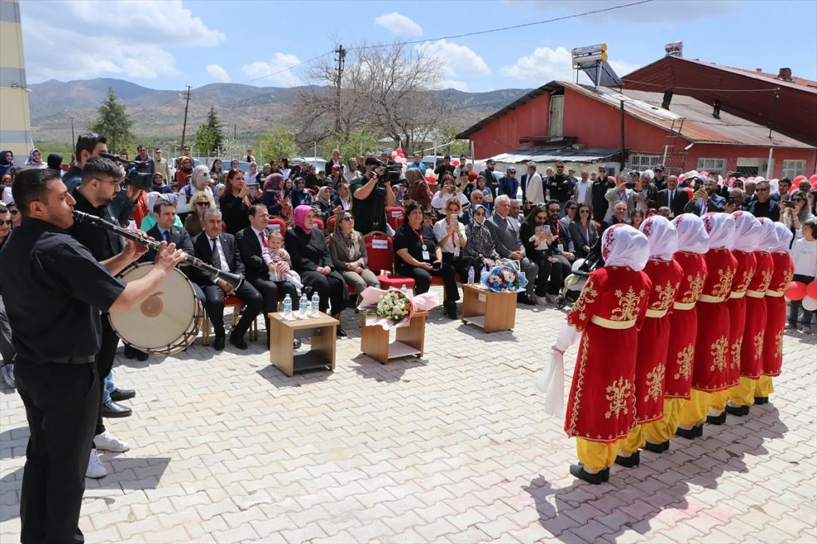Gülben Ergen Elazığ'da okul açılış törenine katıldı