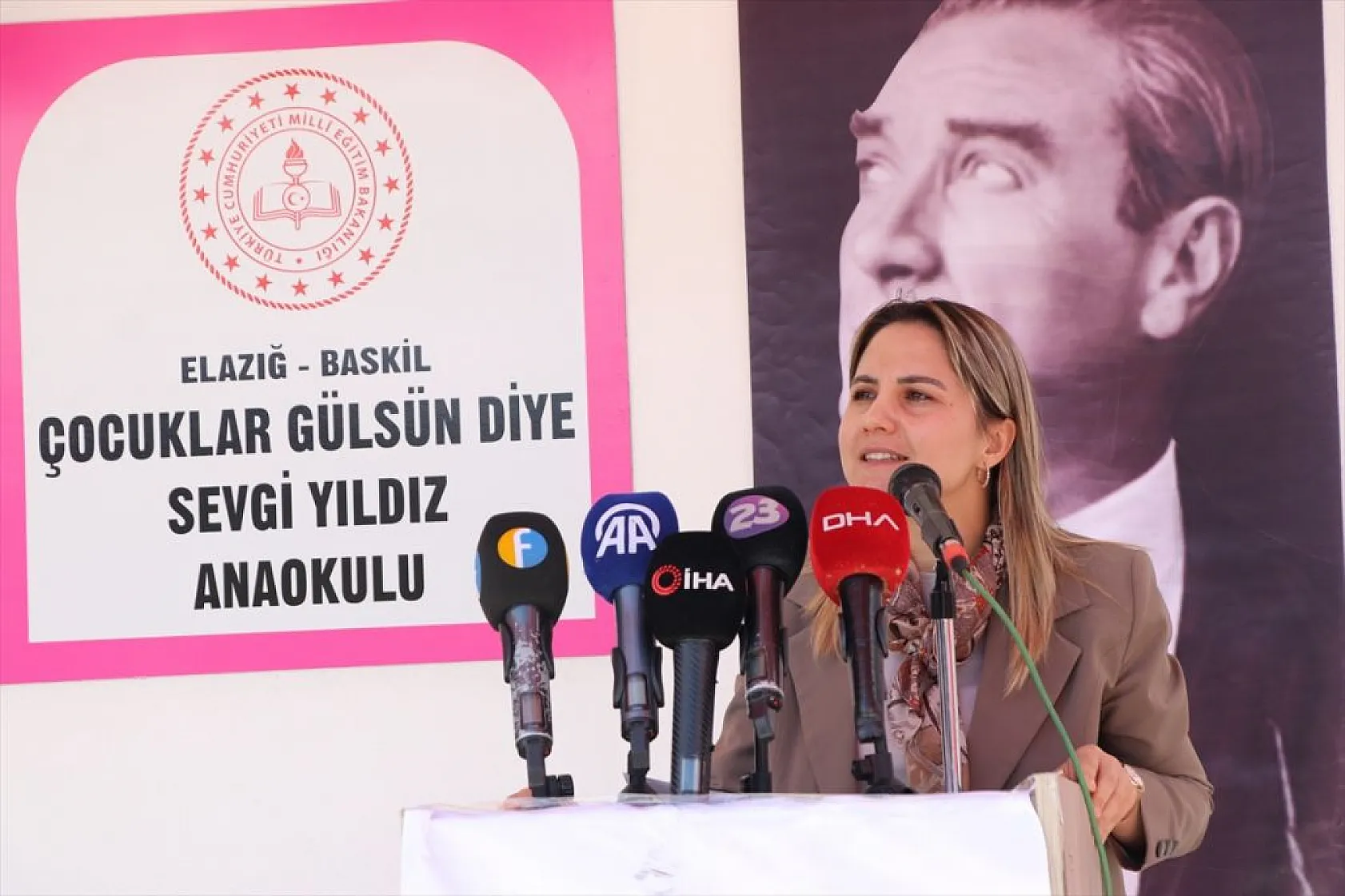 Gülben Ergen Elazığ'da okul açılış törenine katıldı