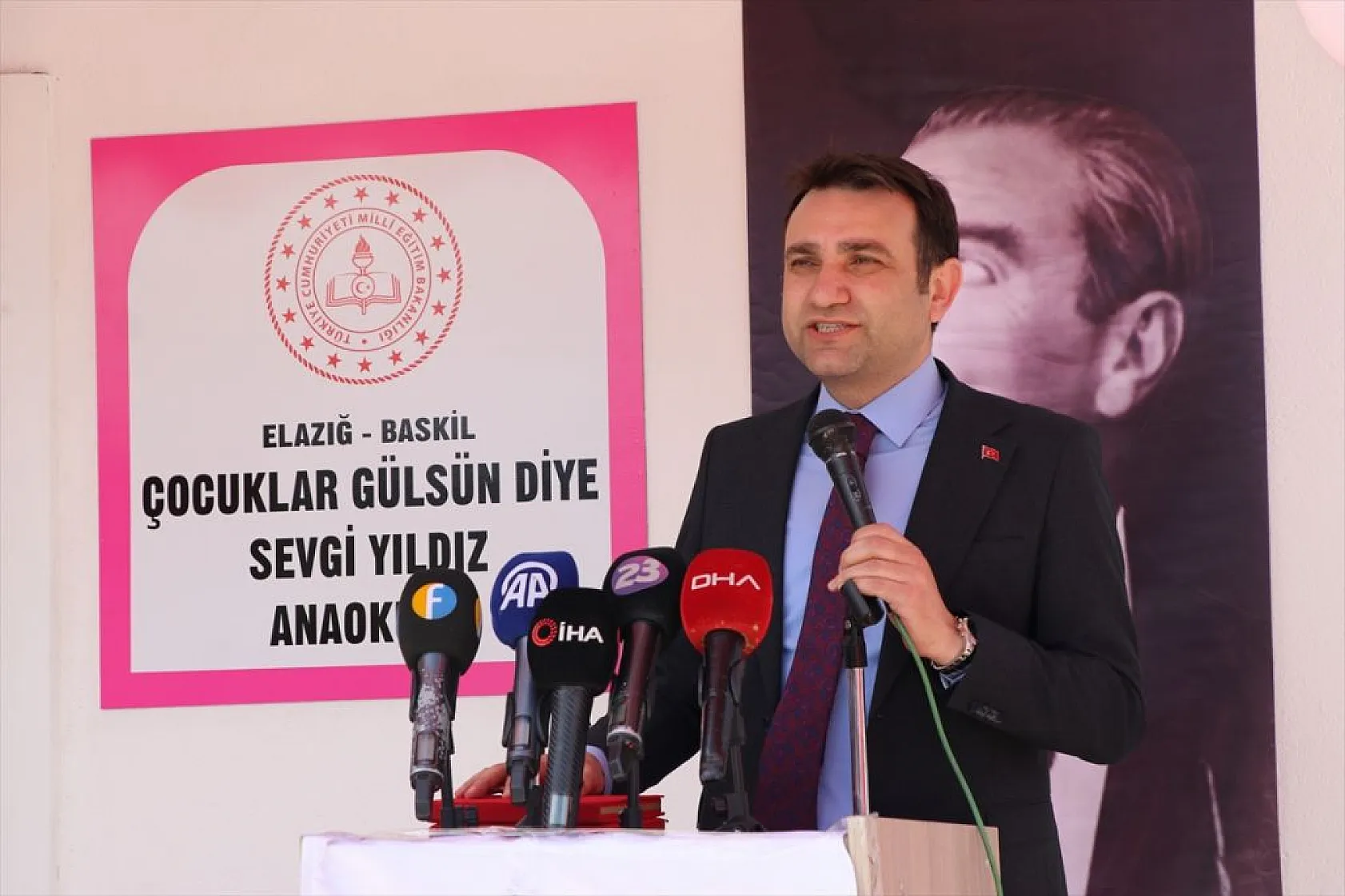 Gülben Ergen Elazığ'da okul açılış törenine katıldı