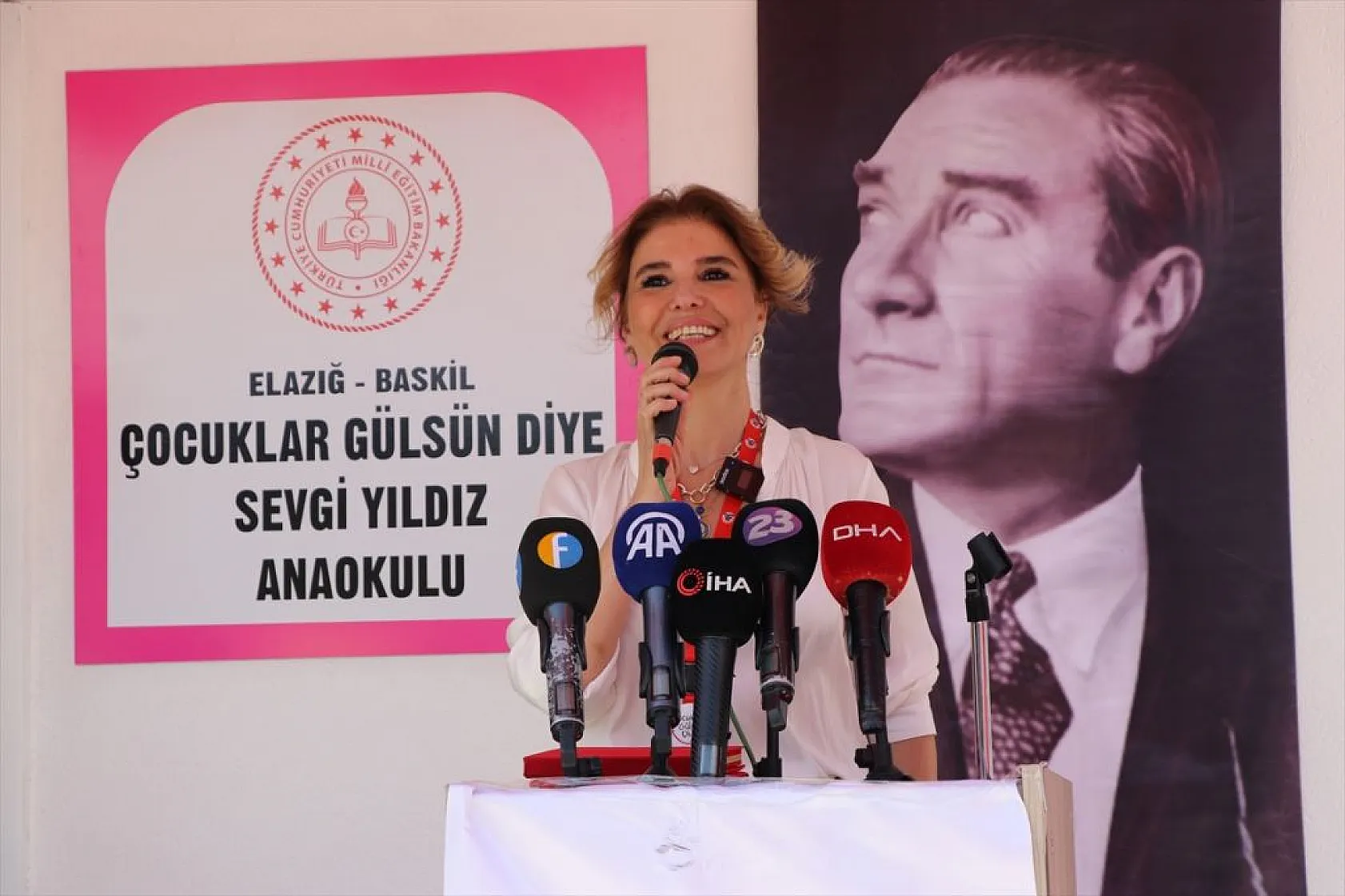 Gülben Ergen Elazığ'da okul açılış törenine katıldı