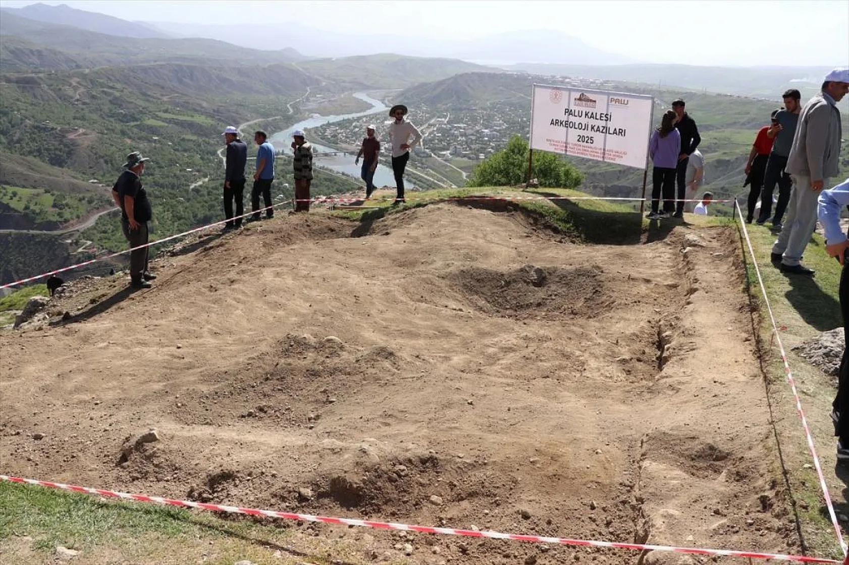Elazığ'da tarihi Palu Kalesi'nde kazı çalışması başlatıldı