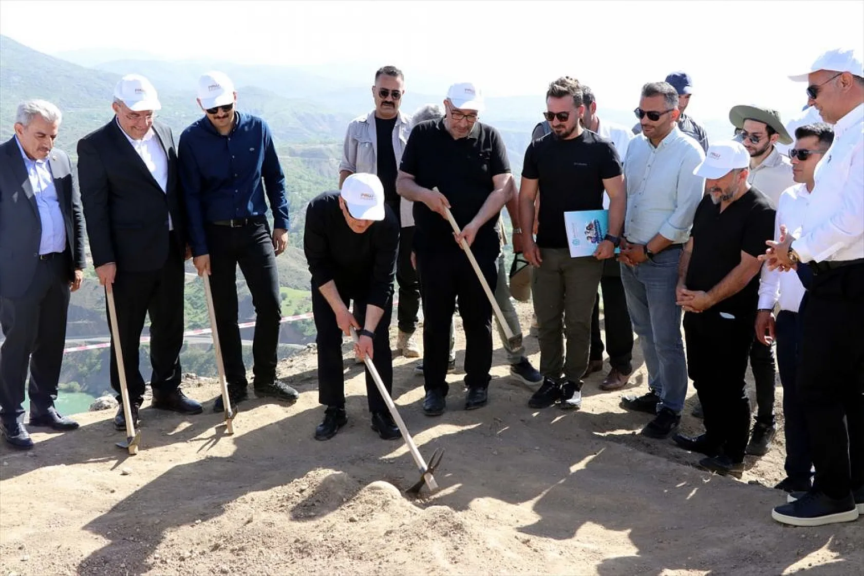 Elazığ'da tarihi Palu Kalesi'nde kazı çalışması başlatıldı