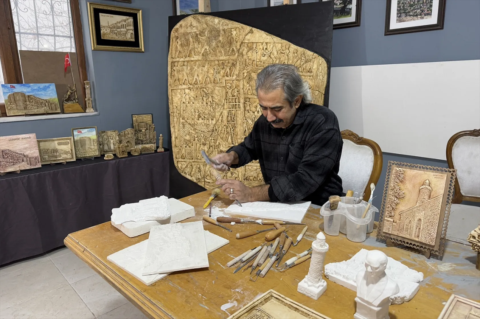 Elazığ'ın tarihi ve kültürünü sanat eserleriyle dünyaya tanıtıyor
