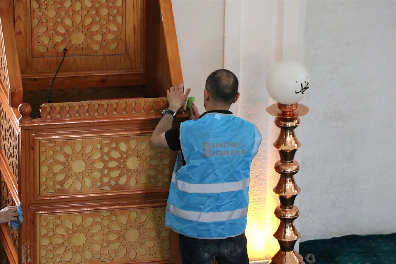 Yükümlülerden bayram öncesi cami ve mezarlık temizliği