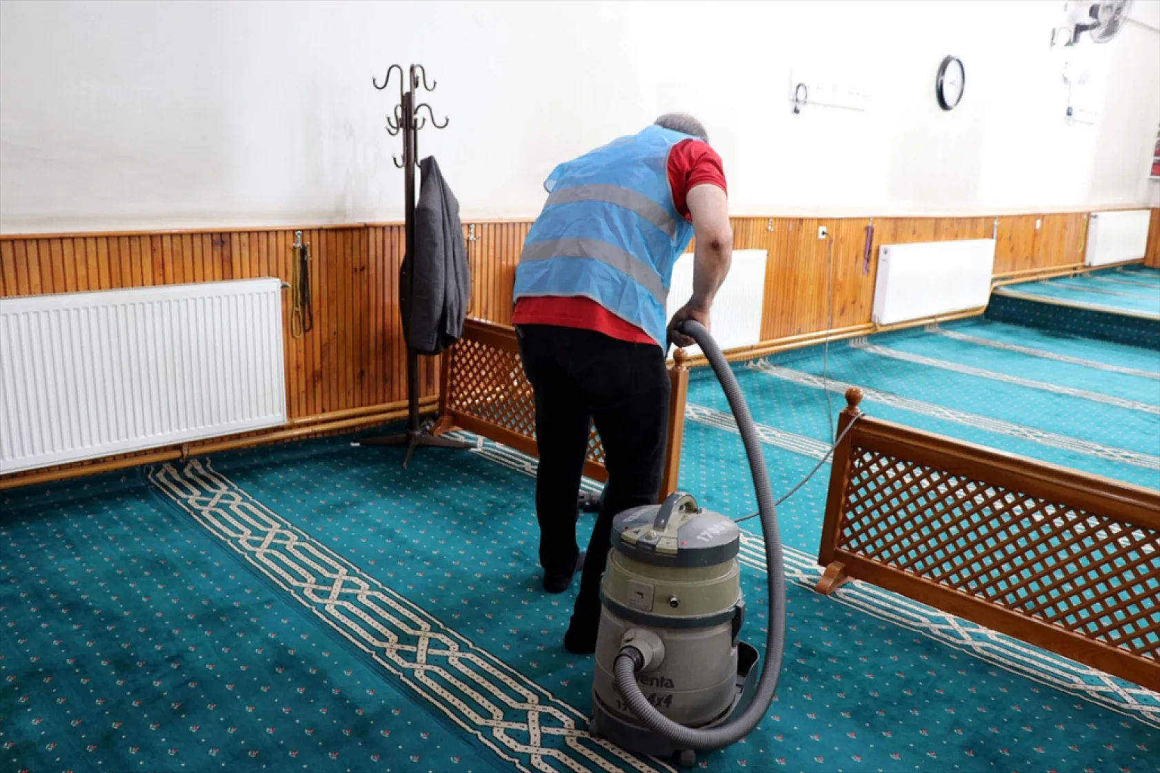Yükümlülerden bayram öncesi cami ve mezarlık temizliği