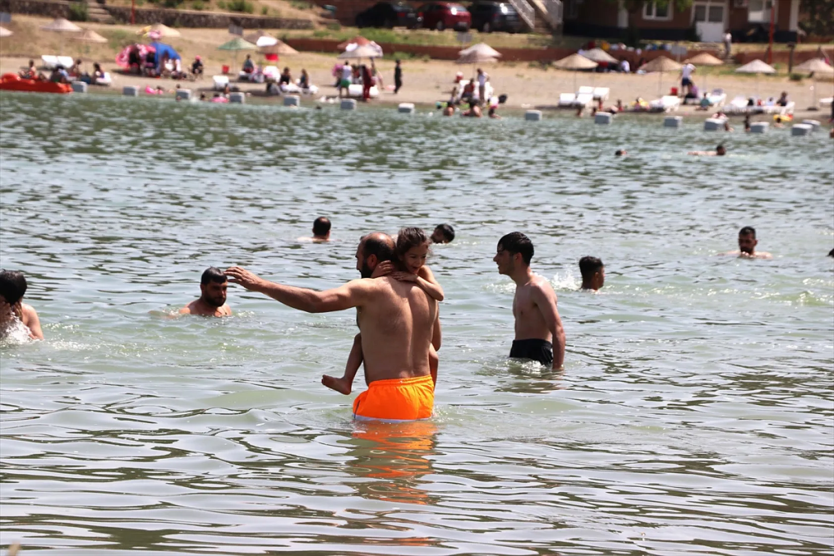 Elazığ'da tatilcilerin gözdesi: Hazar Gölü