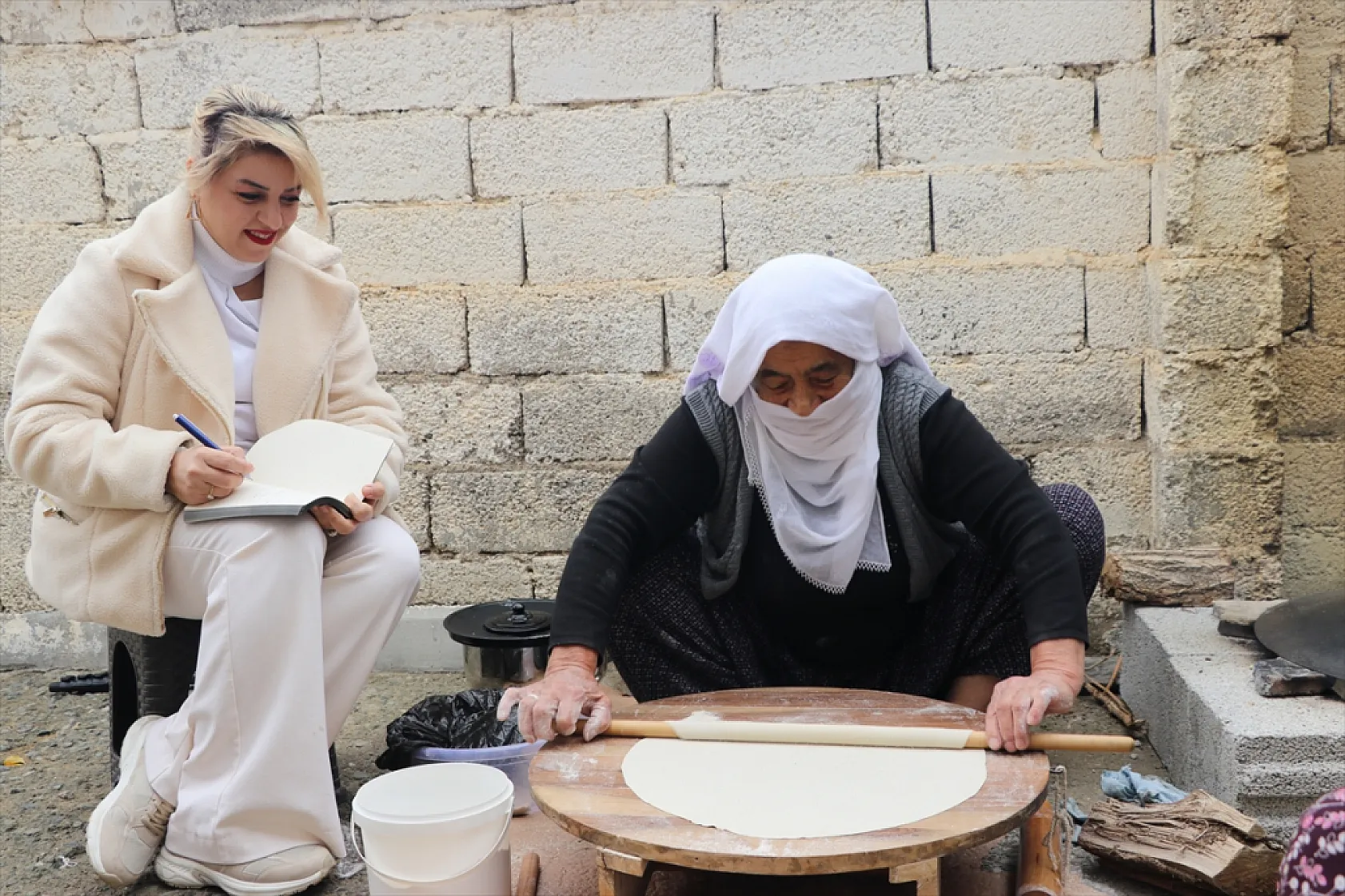 Unutulmaya yüz tutan lezzetleri kayıt altına almak için köyleri geziyor
