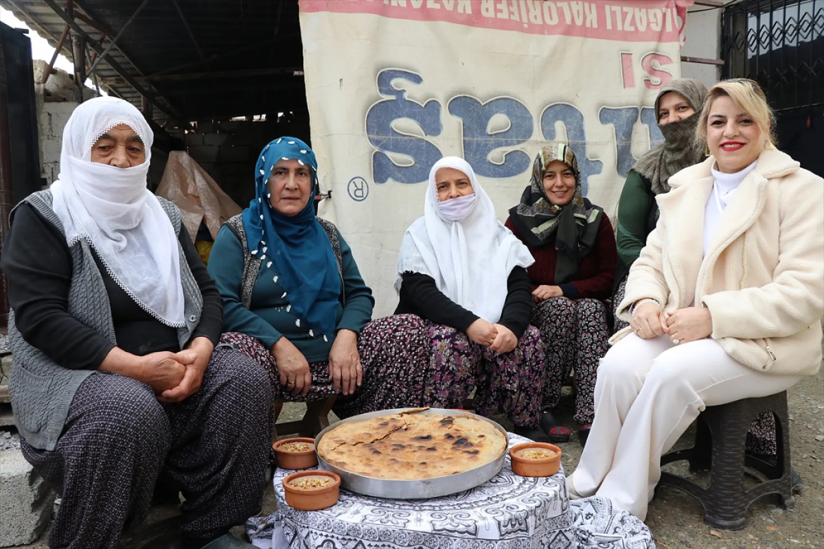 Unutulmaya yüz tutan lezzetleri kayıt altına almak için köyleri geziyor